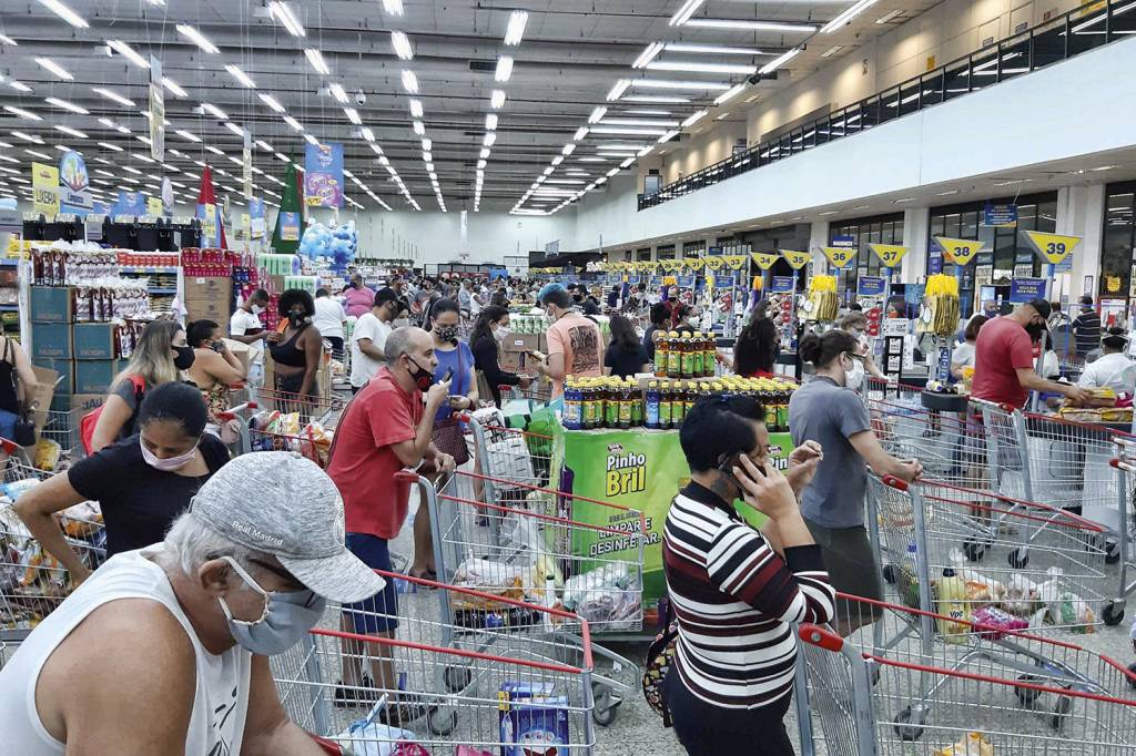 PODER DE COMPRA - Clientes em supermercado: o consumo das famílias mais pobres evitou queda maior do PIB -