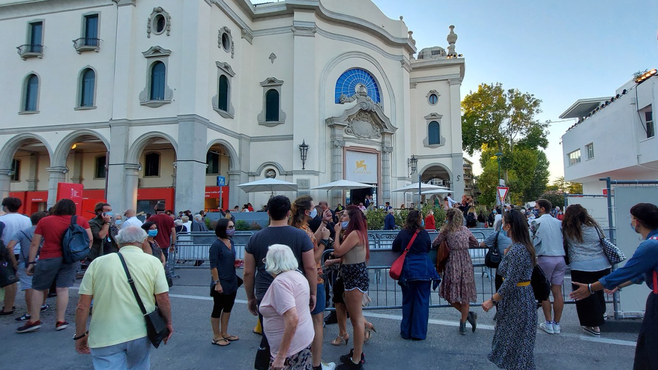 Público aguarda chegada de famosos ao Festival de Veneza: pequenas aglomerações apesar de regras de distanciamento social.