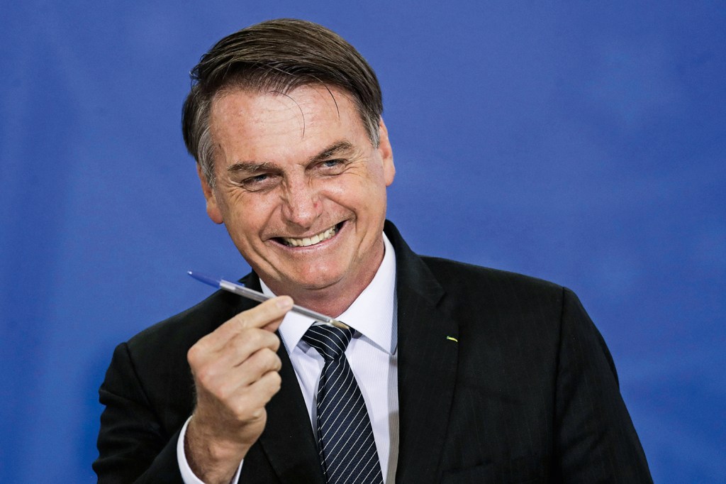Brazilian President and presidential candidate Jair Bolsonaro (R) speaks next to Brazilian former president (2003-2010) and presidential candidate for the leftist Workers Party (PT), Luiz Inacio Lula da Silva (L), during a televised presidential debate in Sao Paulo, Brazil, on October 16, 2022. - President Jair Bolsonaro and former President Luiz Inácio Lula da Silva face each other this Sunday night in the first face-to-face debate, in which they will try to take advantage 14 days before the second round of the presidential elections in Brazil. (Photo by NELSON ALMEIDA / AFP)
