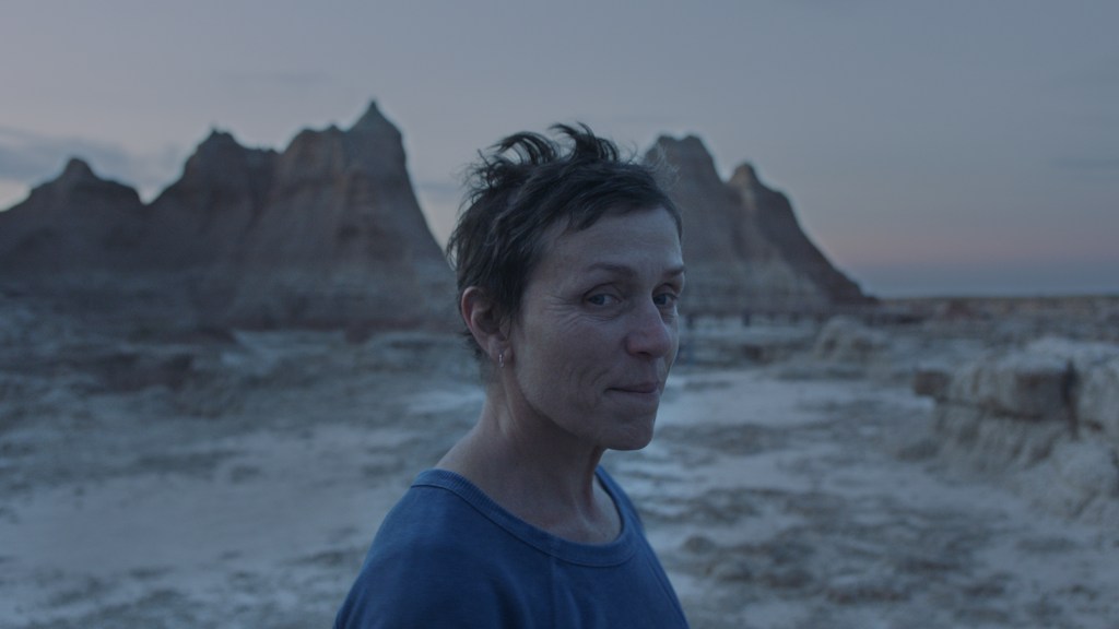 A atriz Frances McDormand no filme 'Nomadland'