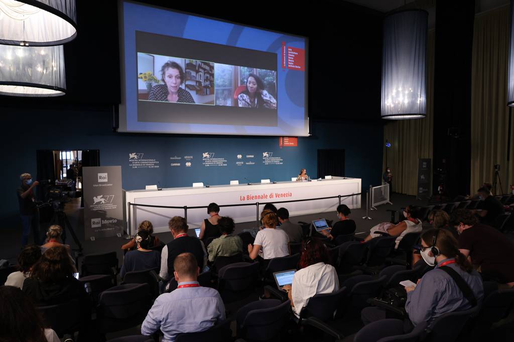 63078-PRESS_CONFERENCE_-_NOMADLAND_-_Frances_McDormand_and_Chlo___Zhao__2___Credits_La_Biennale_di_Venezia_-_Foto_ASAC__ph_Andrea_Avezz___ 63078-PRESS_CONFERENCE_-_NOMADLAND_-_Frances_McDormand_and_Chlo___Zhao__2___Credits_La_Biennale_di_Venezia_-_Foto_ASAC__ph_Andrea_Avezz___