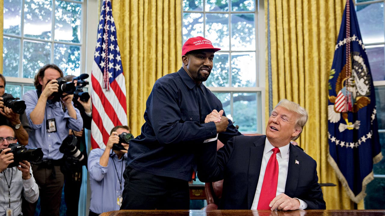 Kanye West e Donald Trump se cumprimentam na Casa Branca
