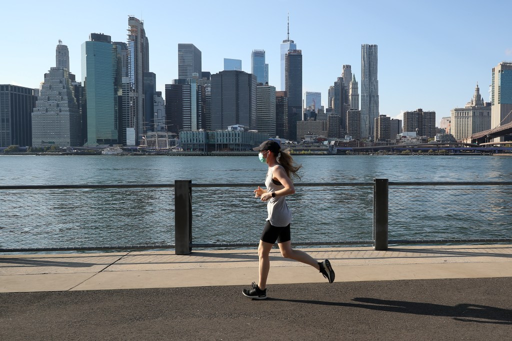 Mulher corre usando máscara no Brooklyn, em Nova York - 28/09/2020 -