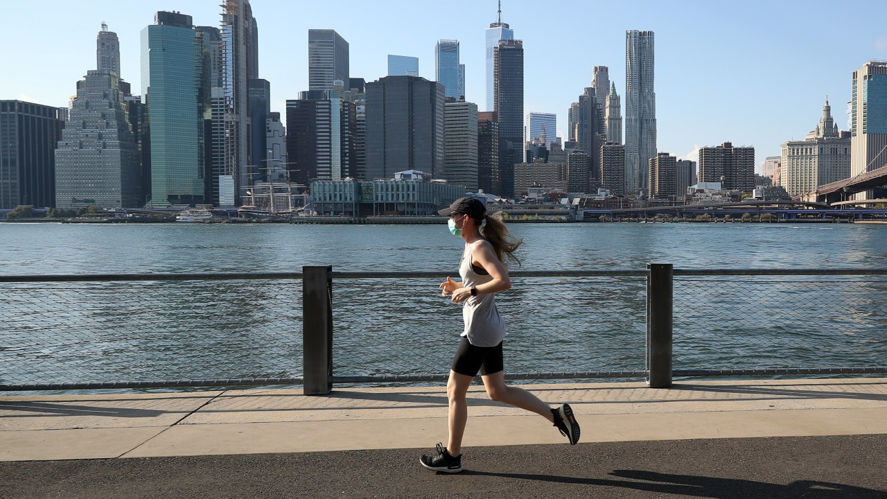 Mulher corre usando máscara no Brooklyn, em Nova York - 28/09/2020 -