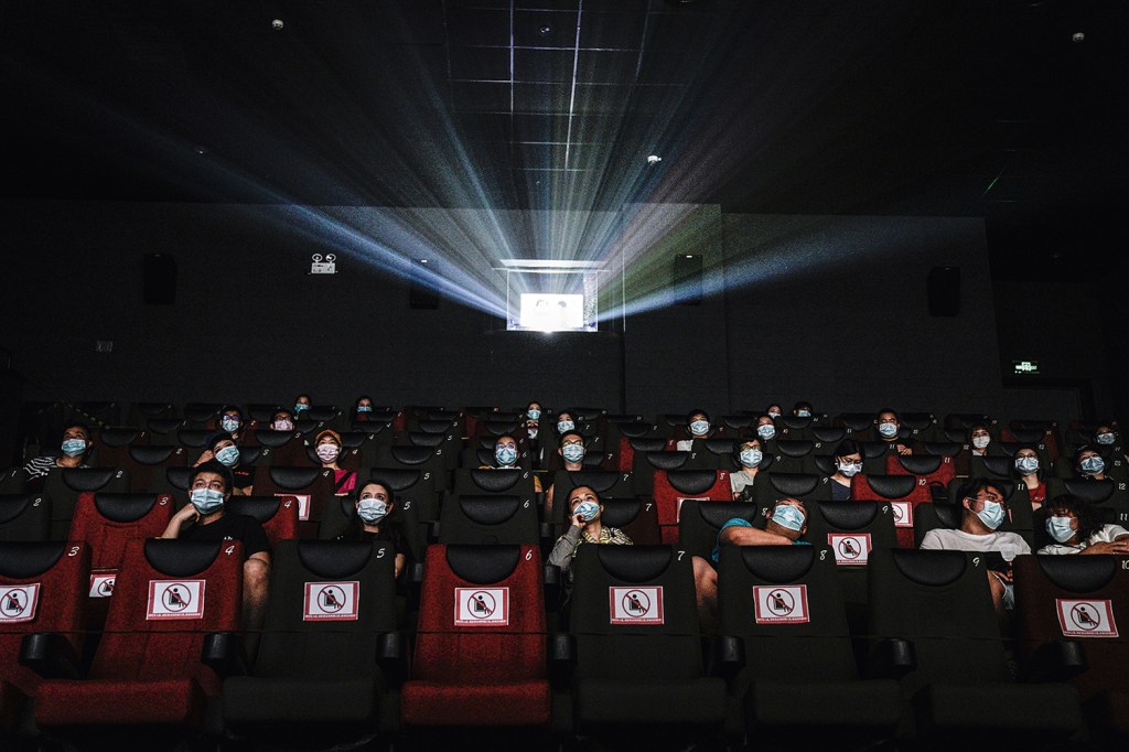 EM CARTAZ - Sala de cinema reaberta em Wuhan, na China: esperanças e desafios da necessária flexibilização -