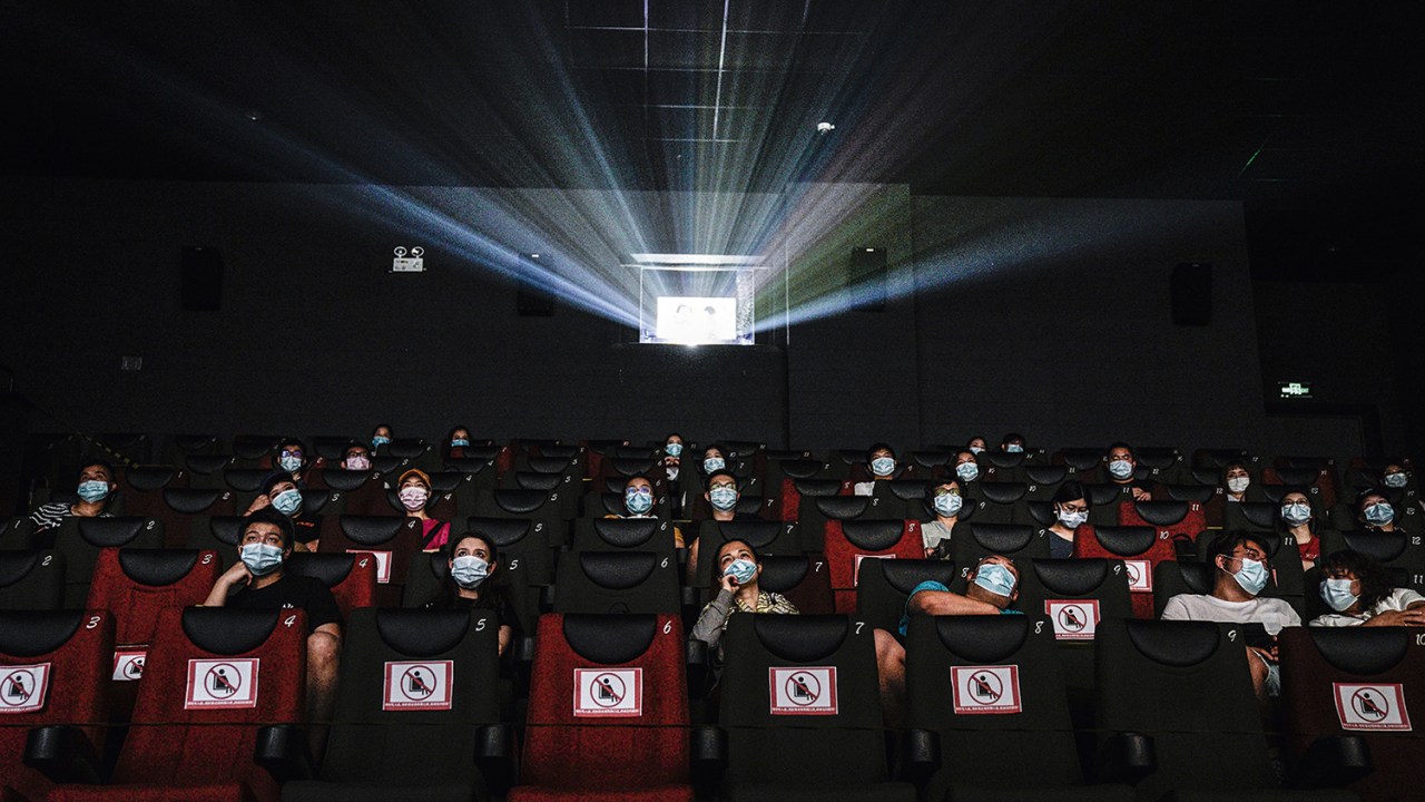 EM CARTAZ - Sala de cinema reaberta em Wuhan, na China: esperanças e desafios da necessária flexibilização -
