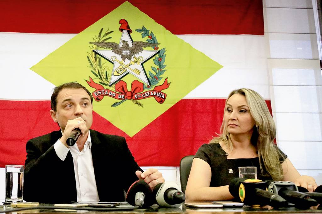 Negociação em ‘grupos de zap’ levou a apreensão do celular de governador