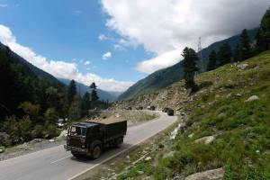 Indian Army move highway in Kashmir