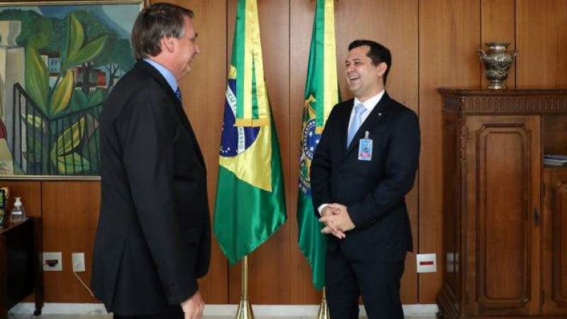 O ministro da Casa Civil, Rui Costa, e o senador Jaques Wagner conversam com o senador Randolfe Rodrigues (de costas), no Palácio do Planalto, em maio do ano passado
