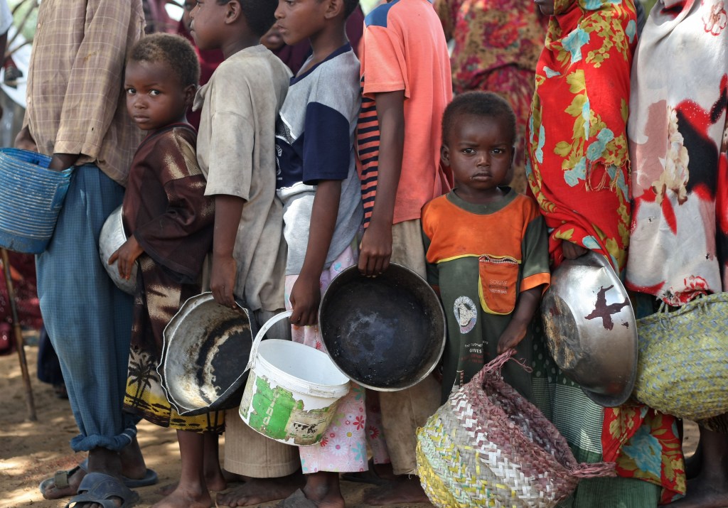 Fila de refugiados formada para receber doações de comida do Programa Mundial de Alimentos em Mogadishu