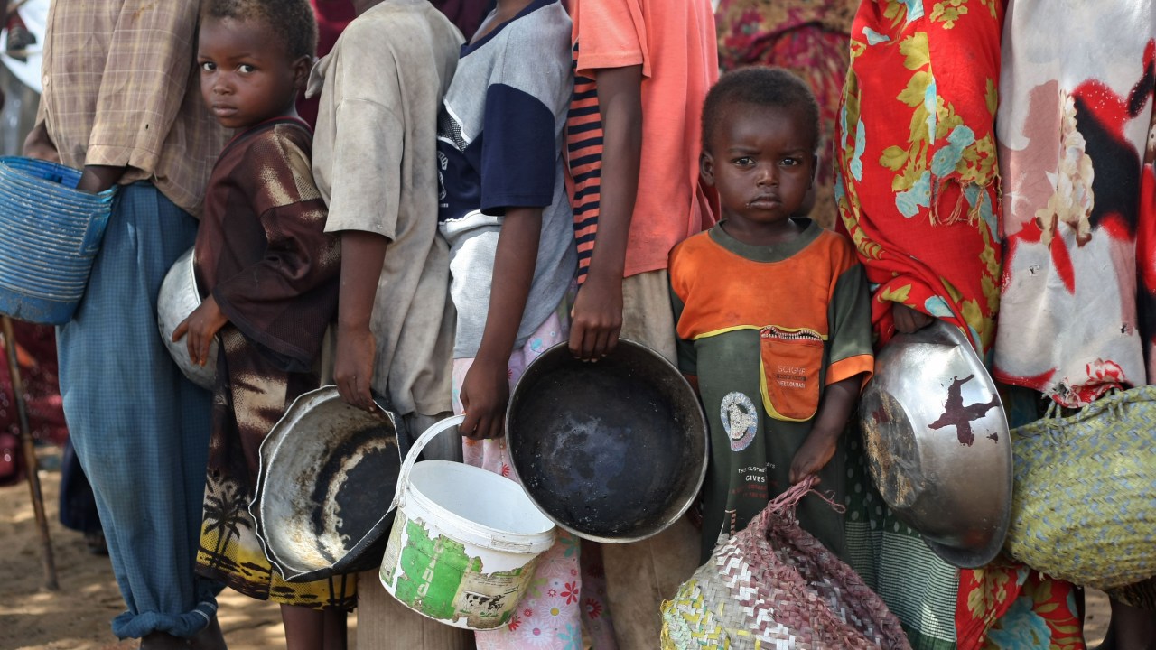 Fila de refugiados formada para receber doações de comida do Programa Mundial de Alimentos em Mogadishu