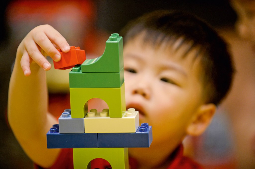EM CONSTRUÇÃO - Criança brinca com produtos Lego: a empresa encarou a difícil concorrência com videogames e computadores -