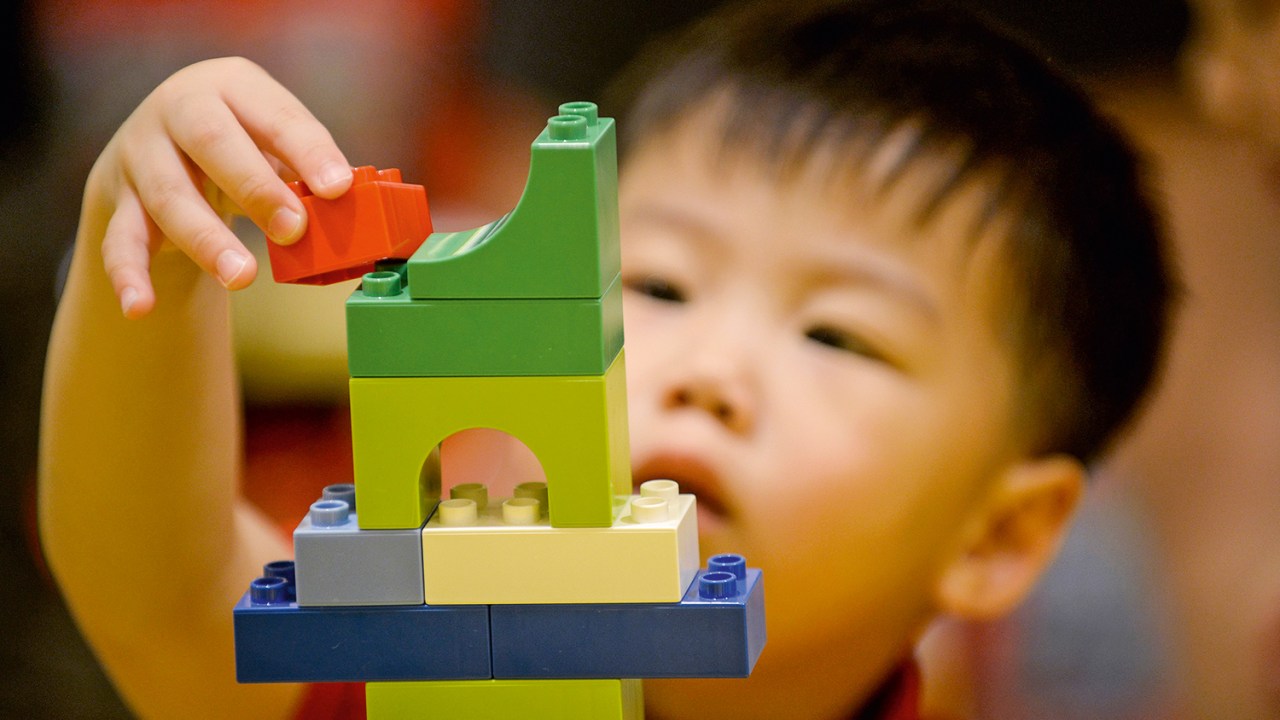 EM CONSTRUÇÃO - Criança brinca com produtos Lego: a empresa encarou a difícil concorrência com videogames e computadores -