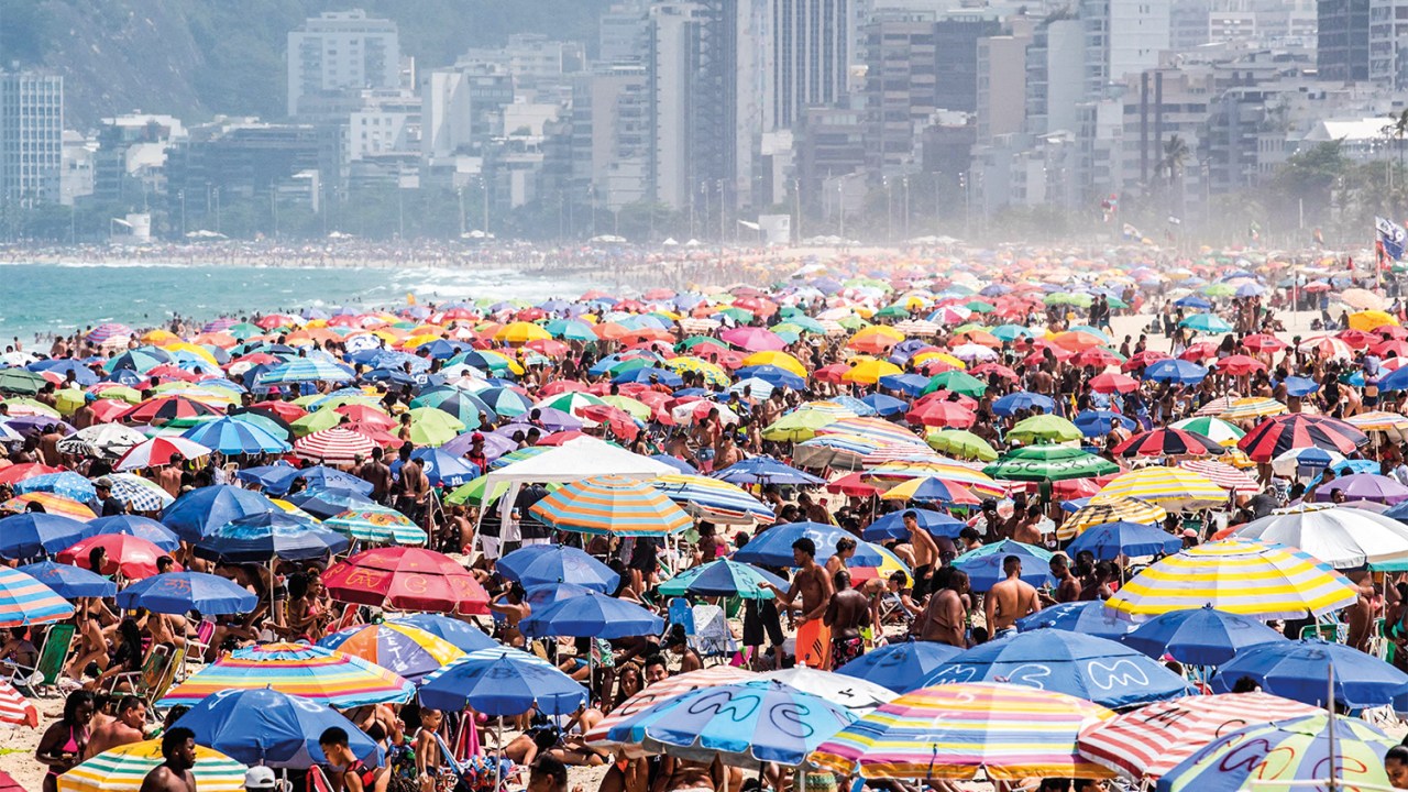 Praia lotada no Rio em meio à pandemia