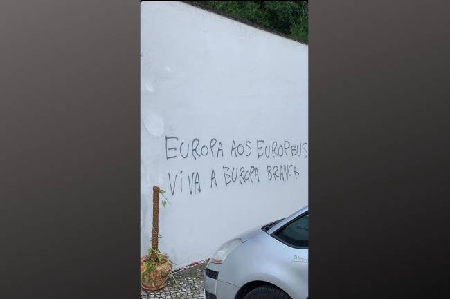 Muros de escola secundária em Lisboa amanheceram pichados nesta sexta-feira