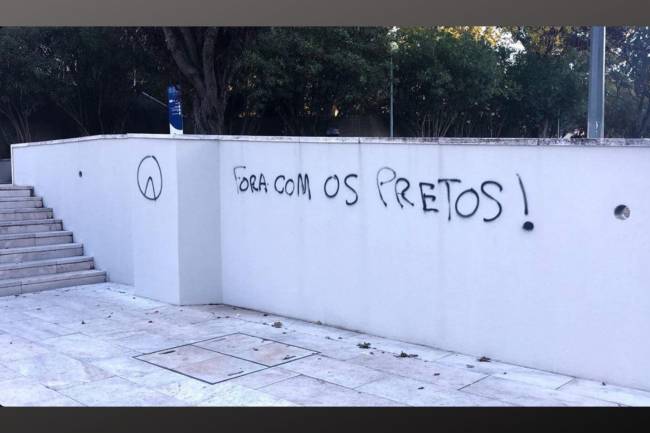 Insultos racistas em muros em Lisboa