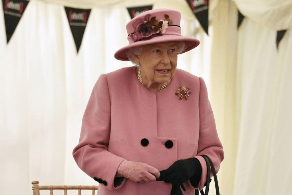 Depois de sete meses isolada, Rainha Elizabeth II aparece em evento público sem máscara