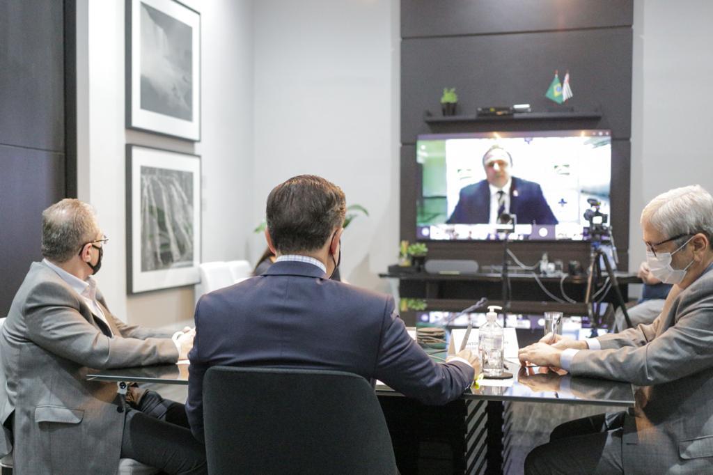 O governador de São Paulo, João Doria (PSDB), em reunião online com o ministro da Saúde, Eduardo Paazuello (na tela)