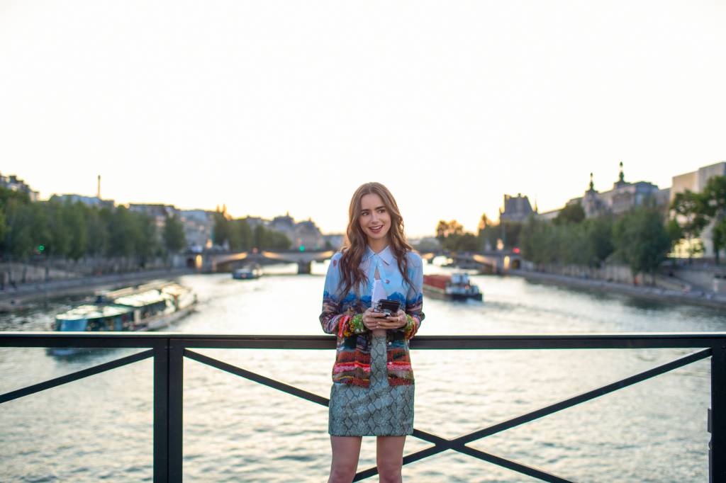 Lily Collins na série 'Emily em Paris': cenário parisiense é refúgio em meio a roteiro clichê