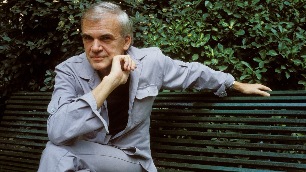 O autor Milan Kundera, em 1984