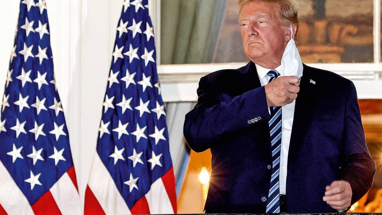 EU NÃO USO - Trump tira a máscara depois de ter alta: prejudicado pela insistência em menosprezar a pandemia -