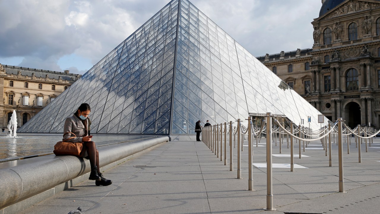 Museu do Louvre em Paris, recebe cerca de um terço dos visitantes que recebia há um ano.