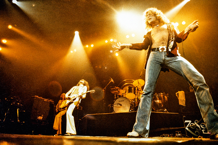 Photo of LED ZEPPELIN and John Paul JONES and Jimmy PAGE and Robert PLANT DEUS DOURADO - Plant no palco, no auge do Zeppelin: visual que seduzia multidões -