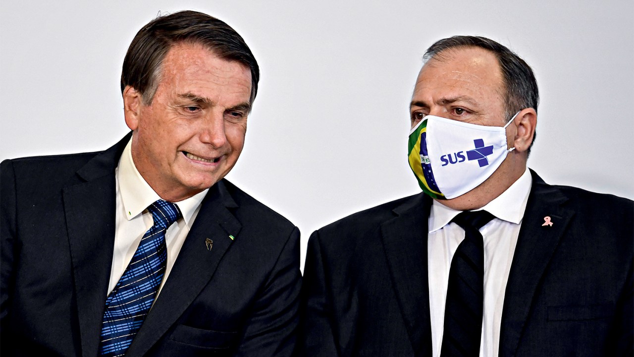 NA BRONCA - Bolsonaro, que se irritou com Pazuello: “Se não se retratar, sai” -
