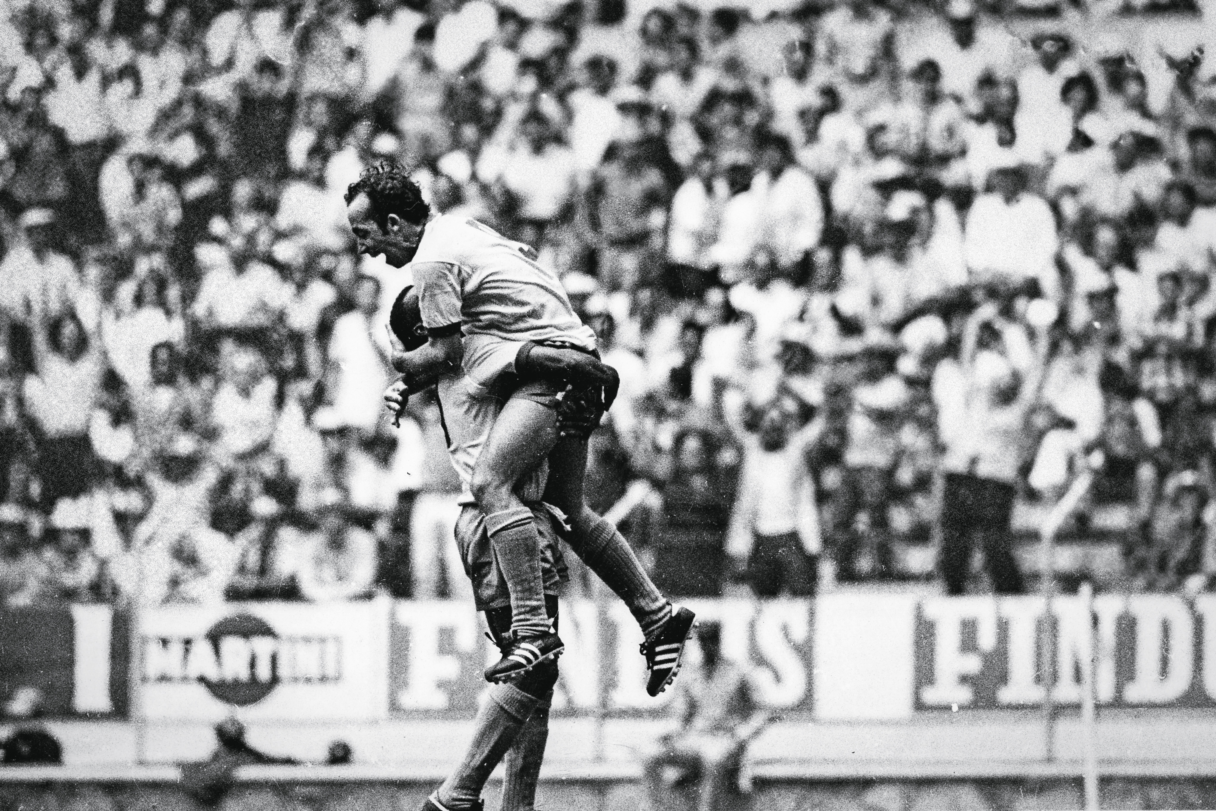 Tostão e Pelé comemorando gol no jogo entre Brasil 4 x 2 Perú, pela Copa do Mundo de 1970, no Estádio Jalisco – Sebastião Marinho/Placar