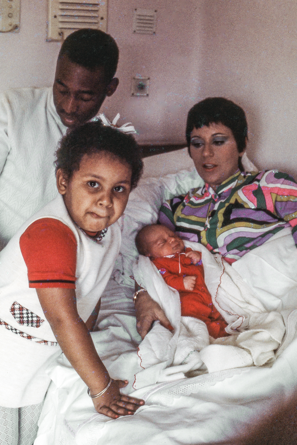 Pelé com a filha, Kelly Cristina, a esposa, Rose, e o filho recém-nascido, Edinho, na maternidade, em 1970 – Sebastião Marinho/Placar