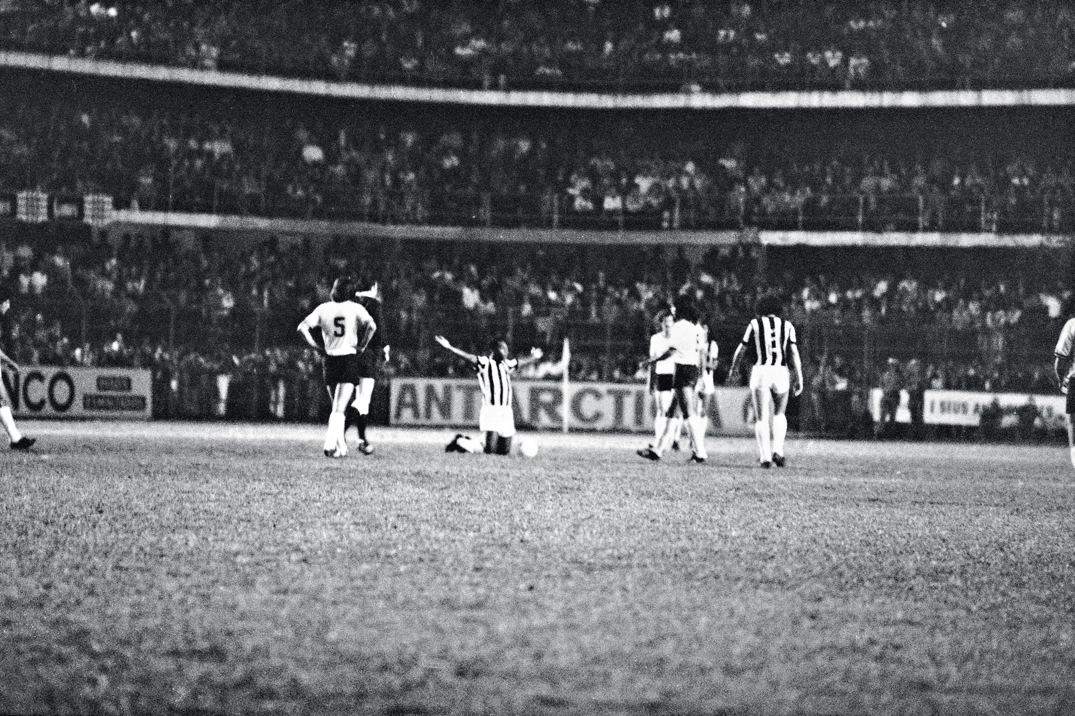 Pelé, do Santos, ajoelhado e de braços abertos, no jogo contra a Ponte Preta, durante a sua despedida dos gramados brasileiros