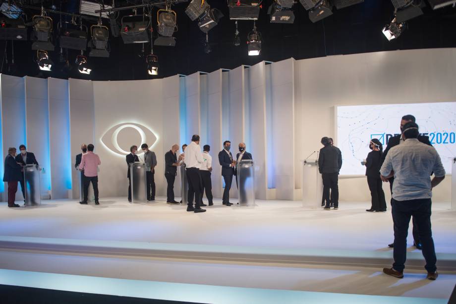 Candidatos conversam com seus assessores durante intervalo do debate eleitoral - Candidatos conversam com seus assessores durante intervalo do debate eleitoral -