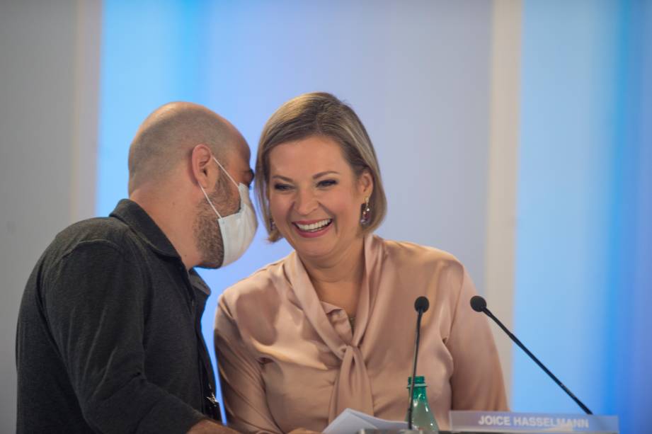 Joice Hasselmann (PSL) em conversa com o seu assessor durante o debate eleitoral para a prefeitura de São Paulo -