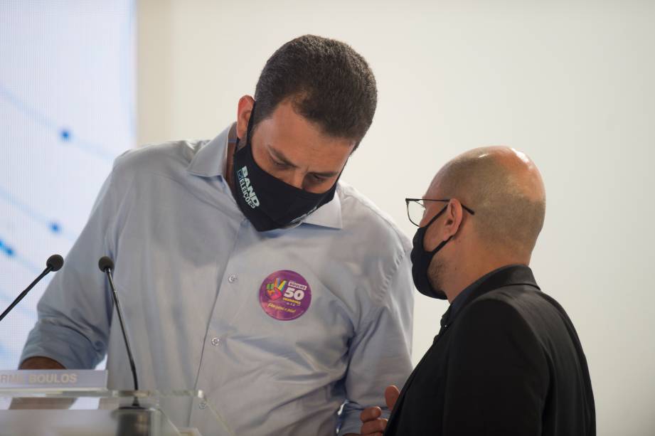 Guilherme Boulos (PSOL) em conversa com o seu assessor durante o debate eleitoral para a prefeitura de São Paulo -