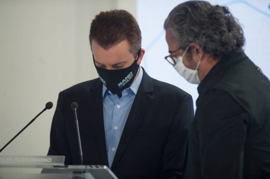 Celso Russomano (Republicanos) em conversa com o seu assessor durante o debate eleitoral para a prefeitura de São Paulo - Celso Russomano (Republicanos) em conversa com o seu assessor durante o debate eleitoral para a prefeitura de São Paulo -