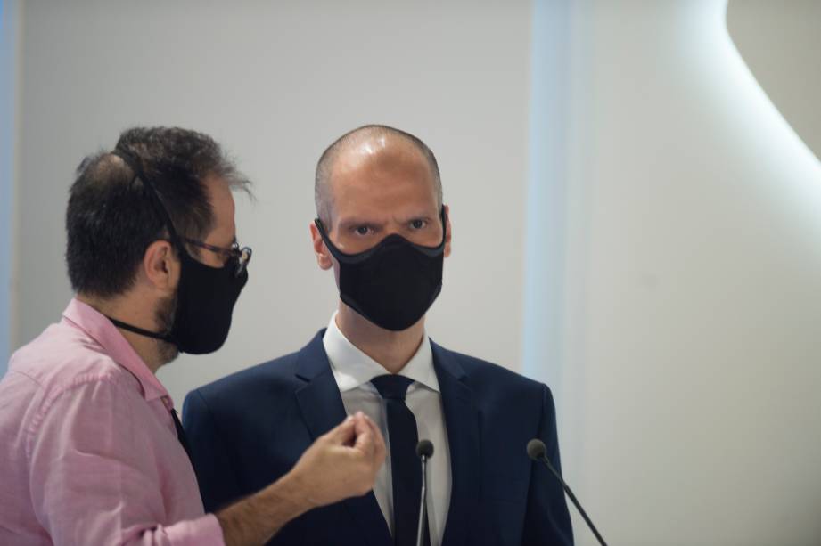 Bruno Covas (PSDB) em conversa com o seu assessor durante o debate eleitoral para a prefeitura de São Paulo - Bruno Covas (PSDB) em conversa com o seu assessor durante o debate eleitoral para a prefeitura de São Paulo -