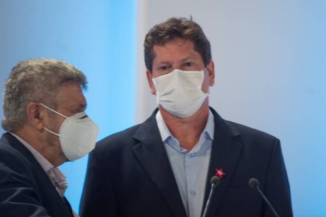 Jilmar Tatto (PT) em conversa com o seu assessor durante o debate eleitoral para a prefeitura de São Paulo - Jilmar Tatto (PT) em conversa com o seu assessor durante o debate eleitoral para a prefeitura de São Paulo -