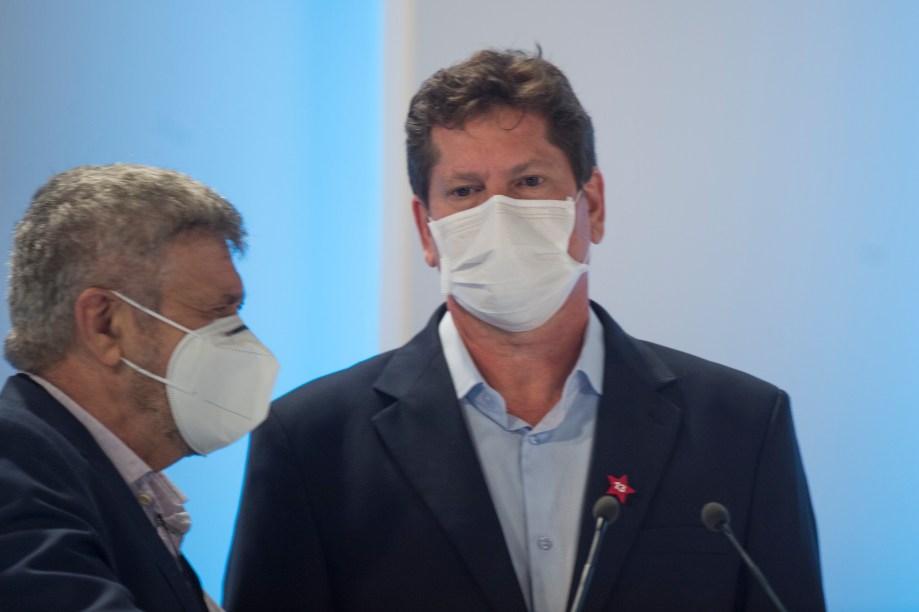 Jilmar Tatto (PT) em conversa com o seu assessor durante o debate eleitoral para a prefeitura de São Paulo -