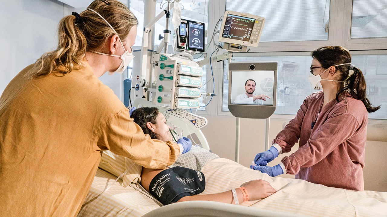 ROBÔ - Hospital Albert Einstein (SP): Máquina controlada por celular visita pacientes na UTI e leva a imagem do profissional de saúde, a distância -