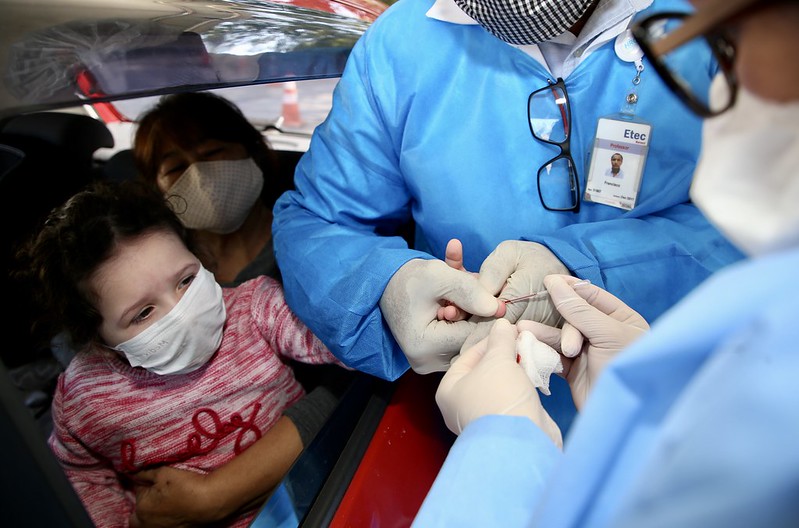 Criança faz teste para a Covid-19 em São Paulo, cidade que apresenta queda de casos e mortes pela doença