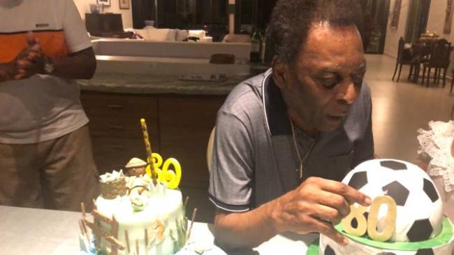 Pelé em sua casa no Guarujá (SP), apagando as velas dos 80 anos Pelé em sua casa no Guarujá (SP), apagando as velas dos 80 anos