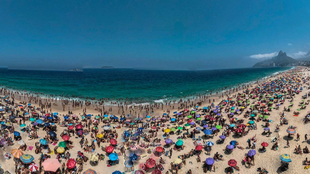 BRA02. RÍO DE JANEIRO (BRASIL), 13/09/20.- Fotografía aérea que muestra una panorámica de la playa de Ipanema atiborrada de visitantes hoy, en Río de Janeiro (Brasil). Las emblemáticas playas de Ipanema y Copacabana, las más tradicionales de Río de Janeiro, registraron este domingo aglomeraciones, asaltos y un fuerte movimiento en medio de la desescalada y retomada de actividades que adelantan varias ciudades brasileñas por la pandemia del nuevo coronavirus.