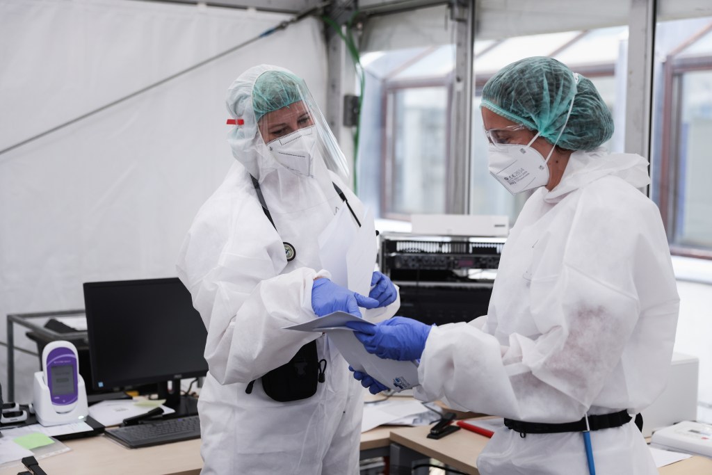 Profissionais de saúde recebem pacientes de coronavirus em unidade médica em Verivers, na Bélgica - 09/11/2020