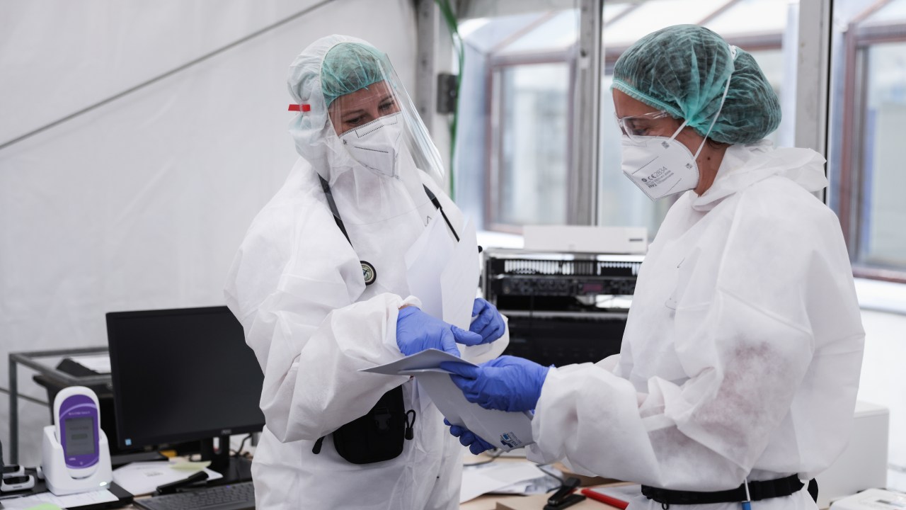 Profissionais de saúde recebem pacientes de coronavirus em unidade médica em Verivers, na Bélgica - 09/11/2020