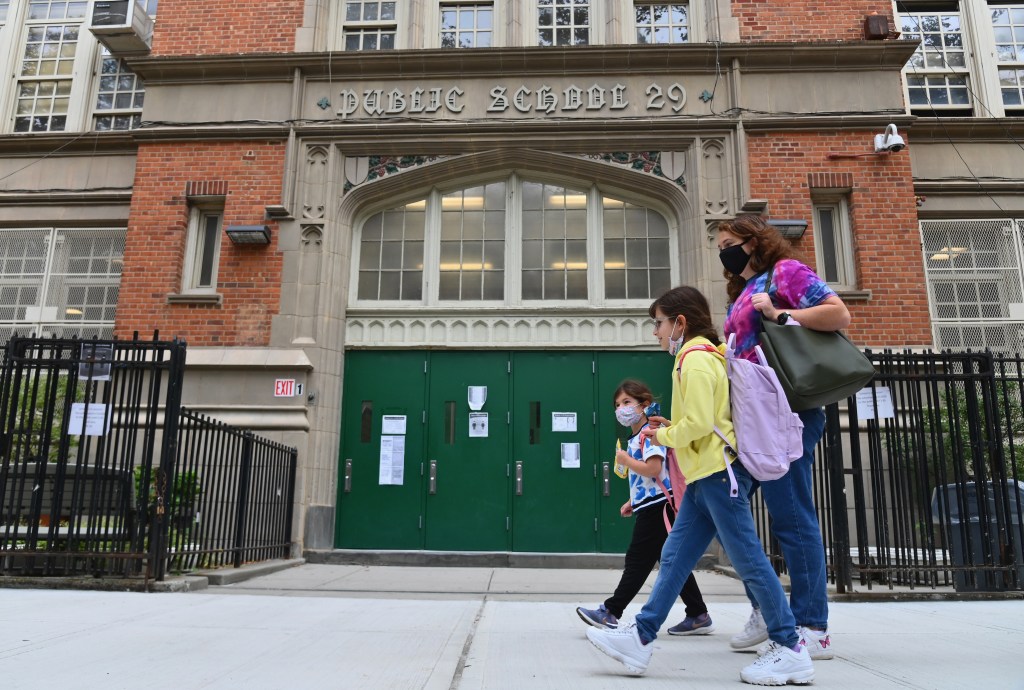 Alunos em frente a escola pública na cidade de Nova York, nos EUA - 05/10/2020