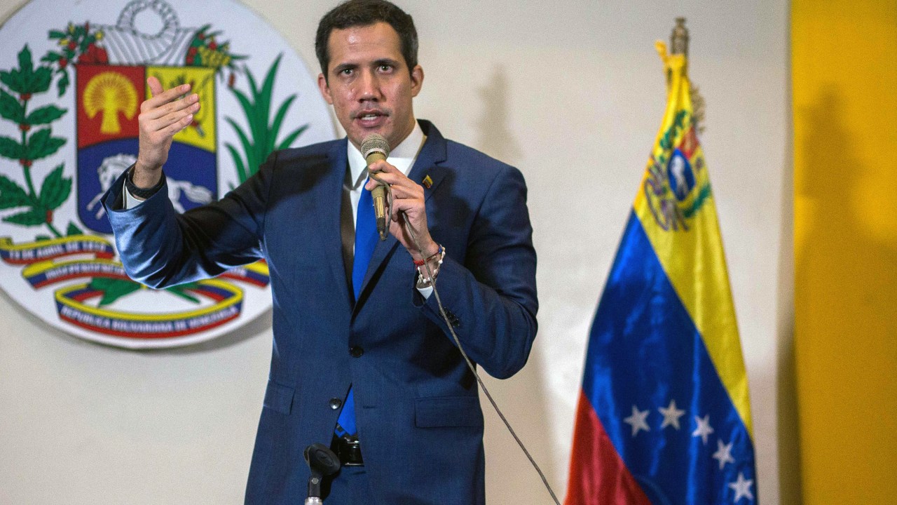 O líder da oposição venezuelana e autoproclamado presidente interino Juan Guaido discursa durante a sessão plenária da Assembleia Nacional, em Caracas - 19/11/2020