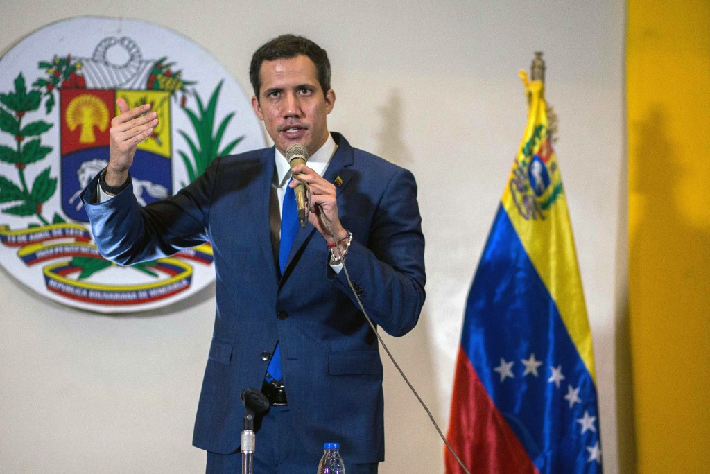 O líder da oposição venezuelana e autoproclamado presidente interino Juan Guaido discursa durante a sessão plenária da Assembleia Nacional, em Caracas - 19/11/2020