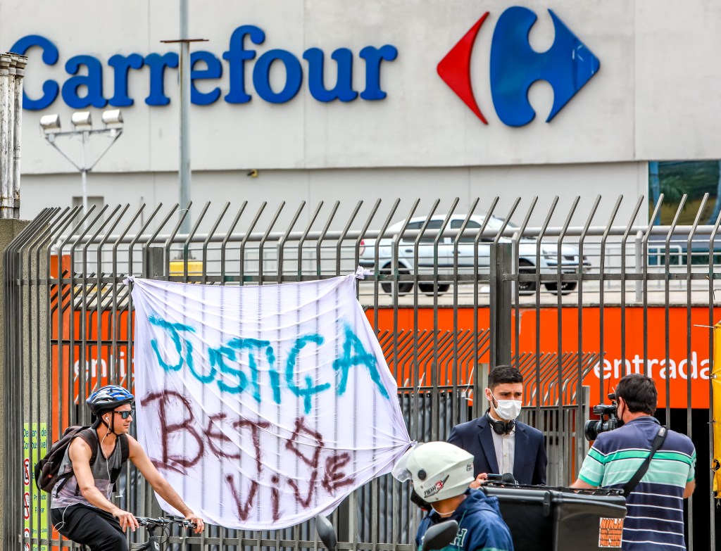 Unidade do Carrefour com cartaz com a frase "Justiça, Beto vive", em referência à morte de João Alberto Silveira Freitas em uma loja da redes de supermercados