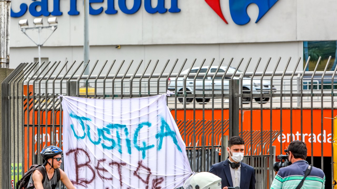Unidade do Carrefour com cartaz com a frase "Justiça, Beto vive", em referência à morte de João Alberto Silveira Freitas em uma loja da redes de supermercados