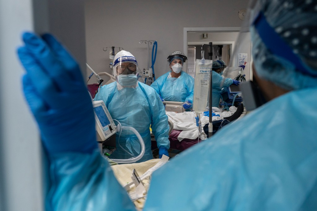 Os membros da equipe médica se preparam para um procedimento de intubação em um paciente que sofre da doença coronavírus (COVID-19) na unidade de terapia intensiva (UTI) COVID-19 no United Memorial Medical Center em 19 de novembro de 2020 em Houston, Texas. Segundo relatos, o Texas atingiu mais de 1.140.000 casos, incluindo mais de 20.600 mortes - 19/11/2020